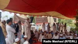 د پرلت یو ګډونوال او قبایلي مشر ملک نصیر کوکي خېل وویل، شپږ کاله وړاندې پوځ ورته په خپله ویلي وو چې راجګال سیمه یې له وسلوالو پاکه کړې ده.