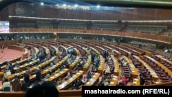 په قامي اسمبلۍ کې دغه قرارداد د جون پر ۲۸مه د قامي اسمبلۍ غړې ښایسته پرویز ملک وړاندې کړ. (انځور: ارشیف)