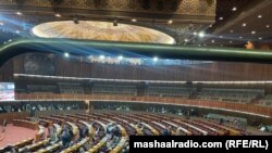 عمر ایوب د مې پر ۱۳مه قامي اسمبلي ته په وینا کې وویل پوځ دې له سیاسي بیانونو ورکولو څخه ډډه وکړي- پخوانی انځور