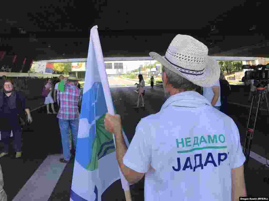 Savez ekoloških organizacija (SEOS) koji su organizovali blokadu, čine organizacije "Ne damo Jadar" iz Gornjih Nedeljica, "Marš s Kolubare" iz Valjeva, "Suvoborska greda" iz Pranjana, "Eko brigada Jagodina", "Neko brine za Levač" iz Rekovca i "Zaštitimo Dobrinju i okolinu" iz Dobrinje.