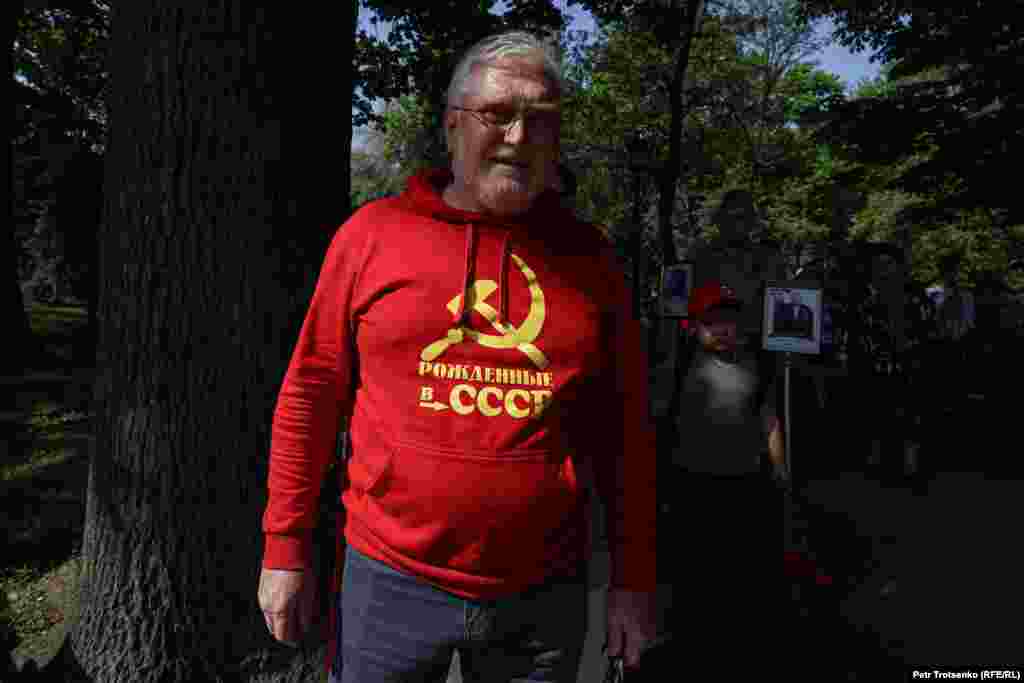 "СССР-де туған" деген жазуы бар киім киген тұрғын.&nbsp;