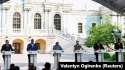 Зліва направо: прем’єр-міністр Єгипету Мустафа Мадбулі, президент Сенегалу Макі Салл, президент Союзу Коморських островів Азалі Ассумані, президент України Володимир Зеленський, президент ПАР Сиріл Рамафоса і президент Замбії Хакаінде Хічілема. Київ, 16 червня 2023 року 