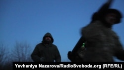 «Карась» (л.) з побратимами йдуть заряджати установку міні-«Граду»