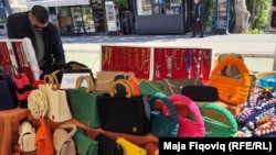 Tregu shumetnik në urën kryesore mbi Ibër.