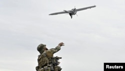 Український ввійськовослужбовець запускає дрон на лінії фронту. Запорізька область. 26 травня 2024 року 