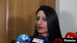 Անահիտ Մանասըանը խորհրդարանում զրուցում է լրագրողների հետ, արխիվ