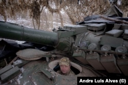 Через загрозу з боку дронів танки Т-72 радянської доби переважно використовуються на відстані