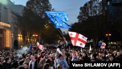 Словаччина та Угорщина виступають проти санкцій ЄС щодо Грузії, Швеція пропонує тимчасово скасувати безвіз, якщо становище погіршуватиметься. На фото: грузини святкують надання Грузії статусу кандидата в ЄС, Тбілісі, 15 грудня 2023 року