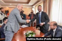 Potpisivanje Sporazuma Opštine Budva o upravljanju Lukom (desno direktor Morskog dobra Mladen Mikijelj, lijevo predsjednik Opštine Milo Božović)