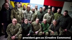 Președintele Ucrainei Volodimir Zelenski (centru) în timpul unei întâlniri cu militarii care participă la apărarea regiunii Herson, 23 martie 2023