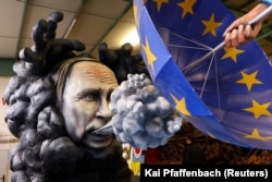Символічне зображення Путіна і ЄС на щорічному карнавалі в Німеччині. 2023 рік