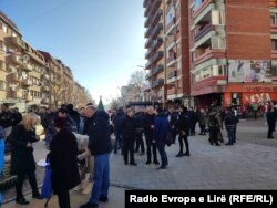 Nënshkrimi i peticionit në veri për heqjen e ndalesës për mallrat nga Serbia, e cila është vendosur nga Qeveria e Kosovës.