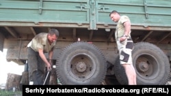 Сергій (ліворуч) за роботою на ремонтній базі