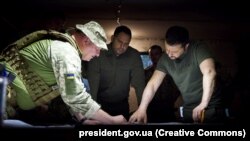 Президент України Володимир Зеленський (праворуч) під час поїздки на Донеччину відвідав передові позиції ЗСУ на Бердянському напрямку, 26 червня 2023 року