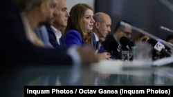 Ministrul Ligia Deca a calificat drept false mai multe informaţii apărute în spațiul public referitoare la avizul Consiliului Legislativ cum că ordonanța privind salariile este neconstituțională. Ea a mai spus că afirmaţiile potrivit cărora de fapt salariile scad sunt false. 