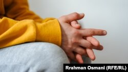 Duart e Vjollcës, teksa flet për historinë e saj të dhunës në familje.