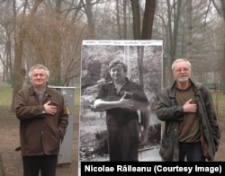 Nicolae Popa cu portretul lui Nichita Stănescu și cu Eugen Cioclea