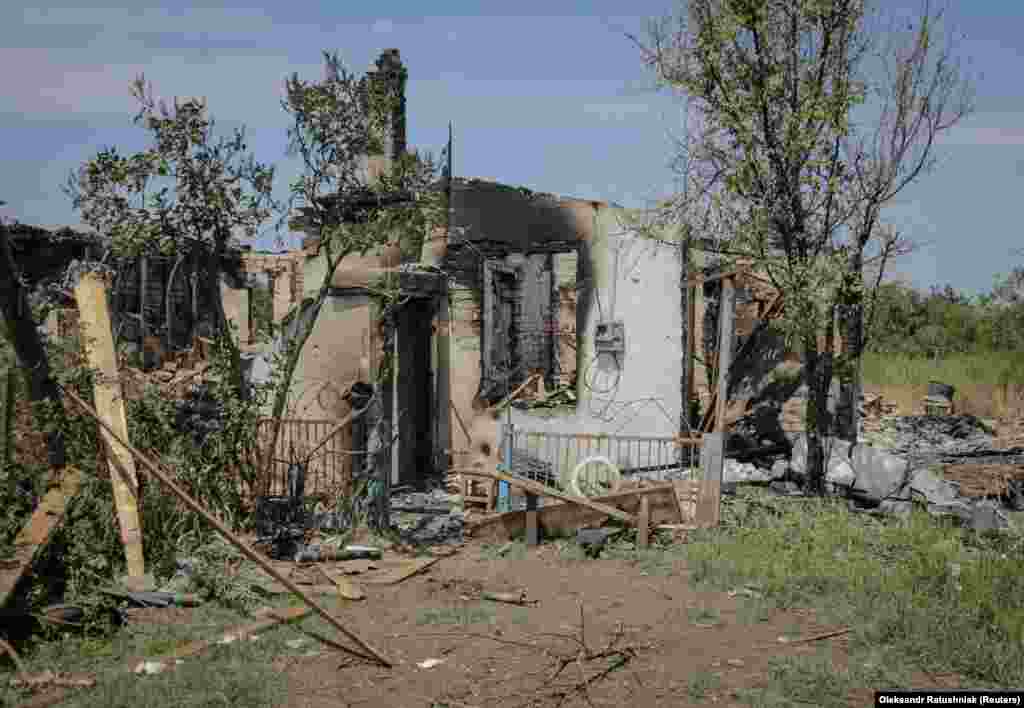 Майже всі будинки в селі, в якому до вторгнення проживали кілька сотень людей, були повністю знищені або пошкоджені, Нескучне, Донецька область, 13 червня 2023 року