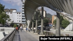 Ura mbi lumin Ibër, që ndan Mitrovicën e Jugut dhe atë të Veriut, në veri të Kosovës. Foto: Bujar Terstena
