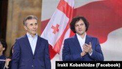Засновник «Грузинської мрії» Бідзіна Іванішвілі (ліворуч) і прем'єрміністр Іраклій Кобахідзе на партійному мітингу в Тбілісі у квітні