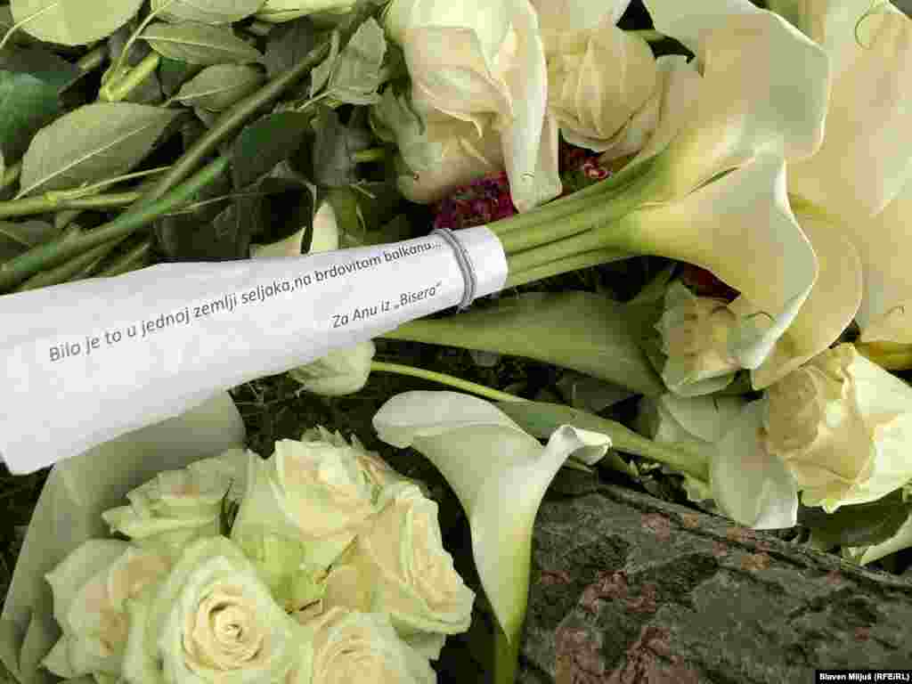 Građani donose bele kale, a na jednom buketu je i stih pesme Desanke Maksimović "Krvava bajka".