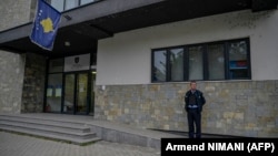 Një polic duke qëndruar para ndërtesës të Komunës së Mitrovicës së Veriut. Fotografi ilustruese nga arkivi. 