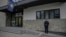 Policajac ispred zgrade Opštine Severna Mitrovica, fotografija iz arhive