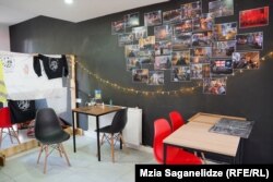 ბარის კედელზე გაკრულია ფოტოები 7-9 მარტის საპროტესტო აქციებიდან