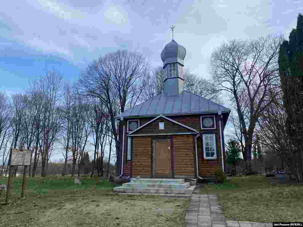 Немеж авылында беренче агач мәчет 1684 елда салынган. Ул янган, яңасы 1909 елда төзелгән. Совет чорында мәчеттә склад булган. Литва бәйсезлек игълан иткәннән соң, мәчет мөселман җәмәгатьчелегенә кайтарылган. 1993 елда бинасы төзекләндерелгән.