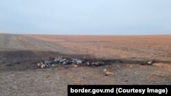 Imagine publicată de Poliția de Frontieră în care ar fi resturile dronei de tip „Shahed”, descoperite în raionul Vulcănești. 