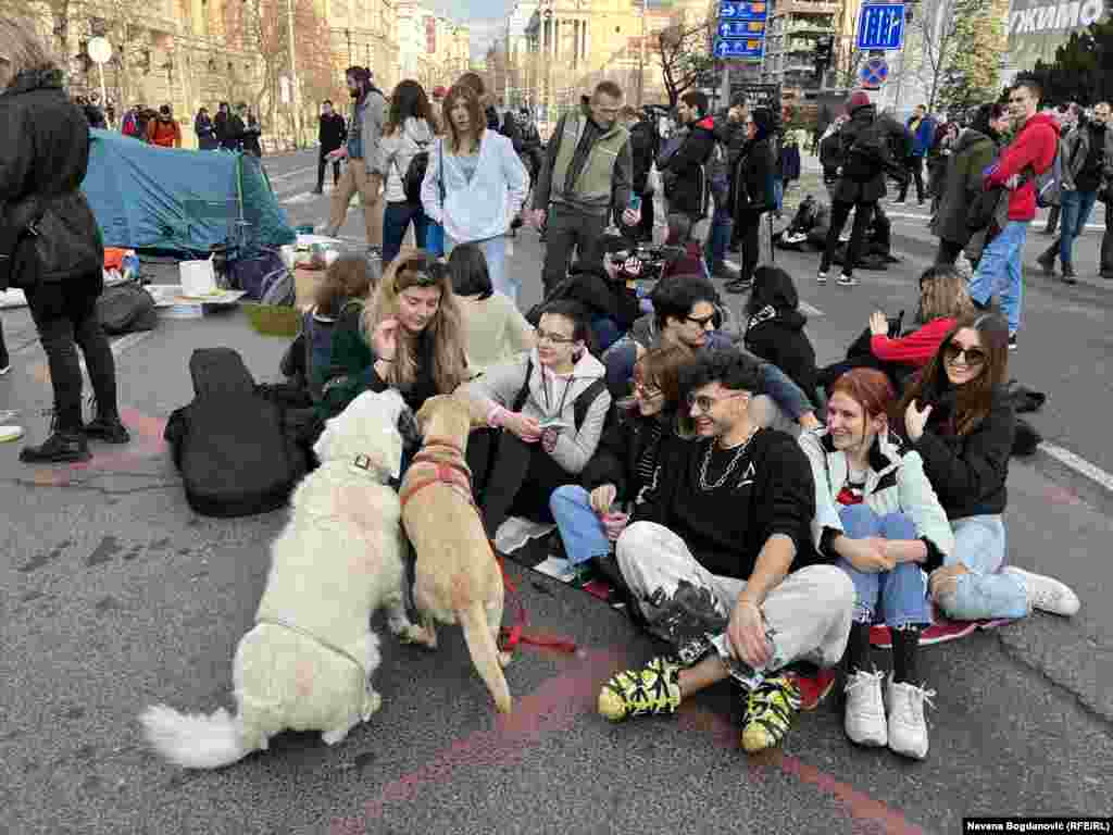 Studenti su se pridružili protestima organizujući blokade u centru grada. &nbsp;