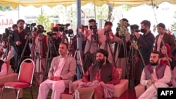 آرشیف - شماری از خبرنگاران حین پوشش یک نشست خبری حکومت طالبان در کابل