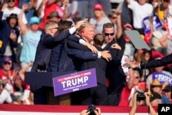 ტრამპი თავდასხმის დროს მსუბუქად დაშავდა. თავდამსხმელის მოტივი ჯერაც უცნობია.