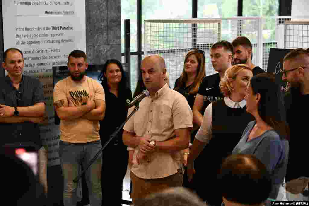 Azir Osmanović dio je tima MCS koji je danima boravio po šumama oko Srebrenice, spuštao se i u duboke pećine bez ikakve opreme, samo da bi našao predmete koji su pripadali žrtvama genocida u Srebrenici. Osmanović je kazao da se izložba sastoji od dva dijela. "Ovdje možete vidjeti lične predmete, a iza priče o ljudima kojima su ti predmeti pripadali. Na ovim televizorima vidjećete svjedočenja nekih od preživjelih svjedoka o određenim temama vezanim za genocid u Srebrenici", kazao je Osmanović.