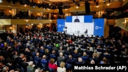 У президента РФ Володимира Путіна «є лише дві опції попереду», зазначив на Мюнхенській безпековій конференції український лідер Володимир Зеленський 17 лютого