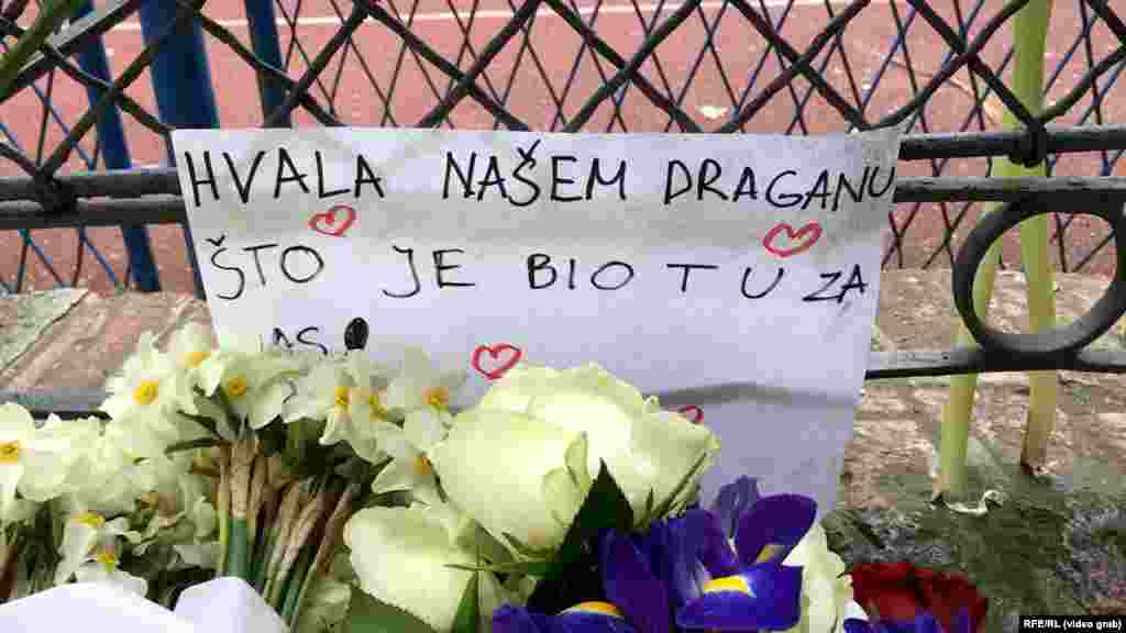 "Hvala našem Draganu što je bio tu za nas", jedna je od poruka za preminulog radnika obezbeđenja.&nbsp;