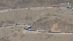 د تورخم پر سړک سلګونه مال وړونکي ګاډي بند پاتې دي