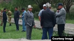 Баткен районунун акими Учкунбек Жоробаев (солдо, калпакчан) менен Исфара районунун акими Баховаддин Баходурзода. Баткен.19-май, 2024