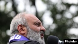 «Տավուշը հանուն հայրենիքի» շարժման առաջնորդ Բագրատ արքեպիսկոպոս Գալստանյանը ելույթ է ունենում Բաղրամյան պողոտայում, Երևան, հունիսի 10, 2024թ.
