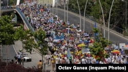 Profesorii au organizat vineri 9 iunie al doilea mare marș de protest în Capitală, cu 20.000 de oameni. Ei au mers la Palatul Cotroceni unde nu i-a primit nimeni, pentru că președintele Klaus Iohannis era plecat. 