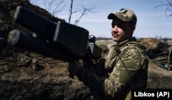 Український військовий з антидроновою гарматою на околиці Бахмуту, квітень 2023 року