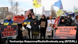 Аби привернути увагу міжнародної спільноти, учасники акції розмістили на своїх автівках відповідні плакати іноземним мовами