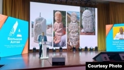 Кыргыз археологу, КТМУнун профессору Кубатбек Табалдыев баяндоодо. Барнаул. 19.10.2023. (З.Садырованын сүрөтү).