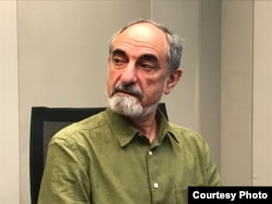 Борис Беленкин в пражской студии Радио Свобода.