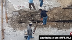 Işçiler ýyladyş turbalaryny abatlaýar. Türkmenistan