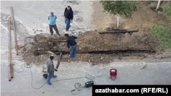 "Kim" etrapçasynyň ýaşaýjylary jaýlaryň aşagyndaky turbalaryň ýarym asyr bäri çalşylmaýandygyny belläp, olaryň düýpli rekonstruksiýa mätäçdigini aýdýarlar. (Arhiw suraty)