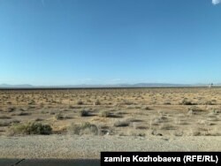 Алыстагы закым сымал көрүнгөн күн панелдери. Невада, Калифорния. АКШ. Июнь, 2023