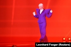 Йост Кляйн, який представляє Нідерланди, виступає на сцені під час репетиції другого півфіналу пісенного конкурсу «Євробачення-2024» у Мальме, Швеція, 8 травня 2024 року