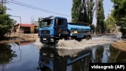 За даними Офісу генпрокурора, російський обстріл стався під час ліквідації групою працівників ДСНС наслідків підтоплення в одному з мікрорайонів міста