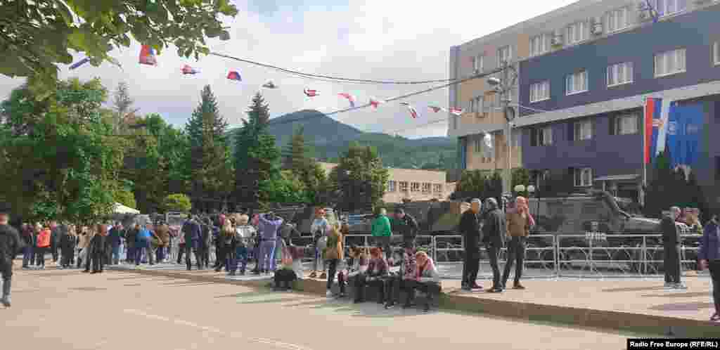 Mëngjesin e 30 majit, mbi 100 serbë u tubuan para ndërtesës së komunës së Leposaviqit.&nbsp;